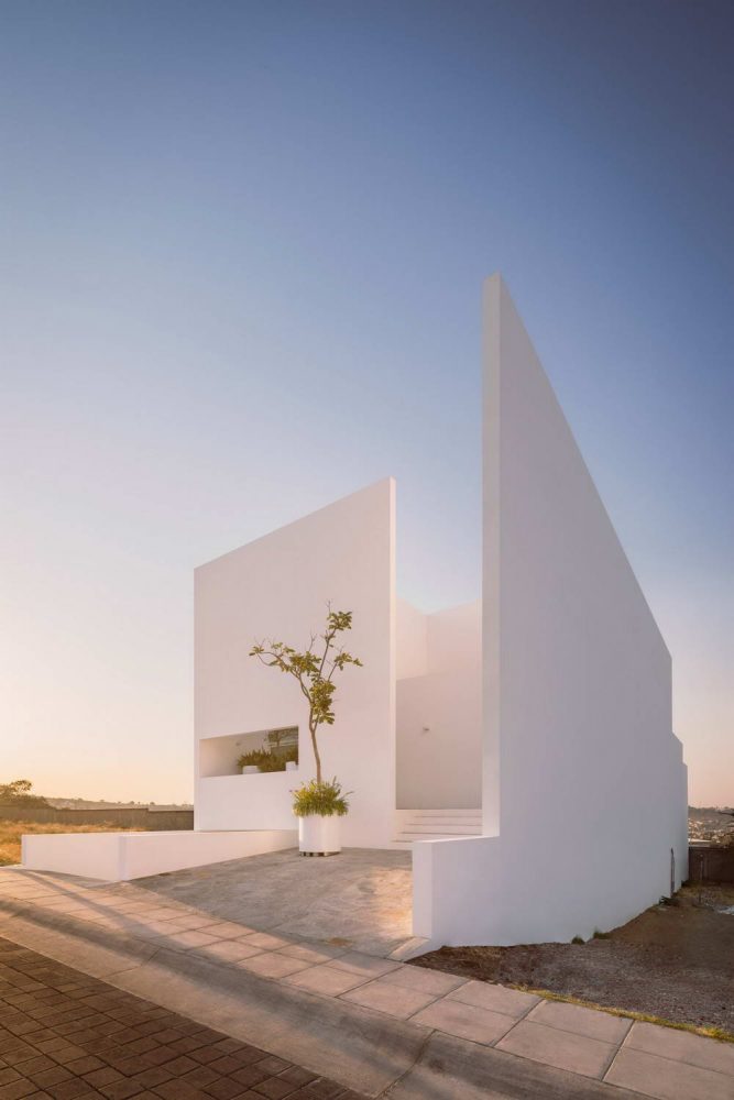Белый минималистский дом с двумя внутренними дворами в Мексике 
