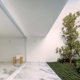 Белый минималистский дом с двумя внутренними дворами в Мексике