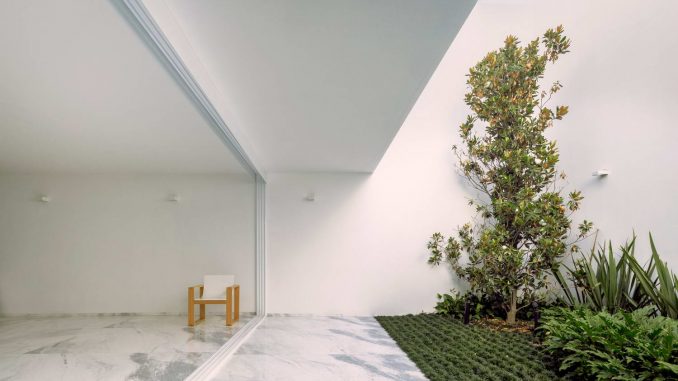 Minimalist White House 3 Белый минималистский дом с двумя внутренними дворами в Мексике