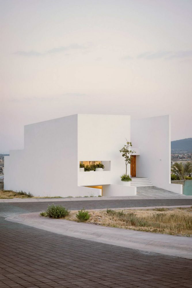 Белый минималистский дом с двумя внутренними дворами в Мексике 