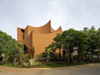 Дом скульптурной формы для трёх поколений в Индии