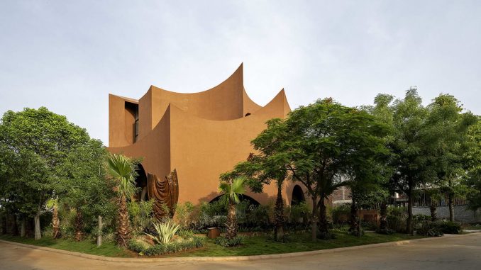 Mirai House of Arches 9 Дом скульптурной формы для трёх поколений в Индии