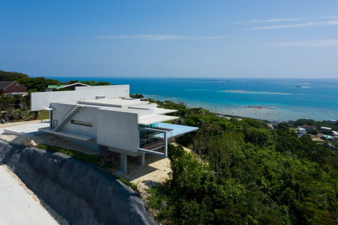 Бетонный дом на скале с видом на океан