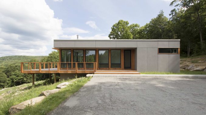 Sharon Residence 1 Простой дом на зелёном склоне в США