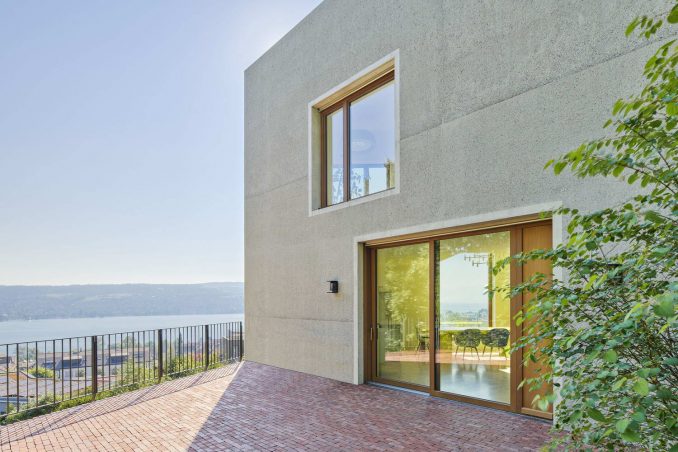 Дом на крутом склоне с видом на озеро в Швейцарии 