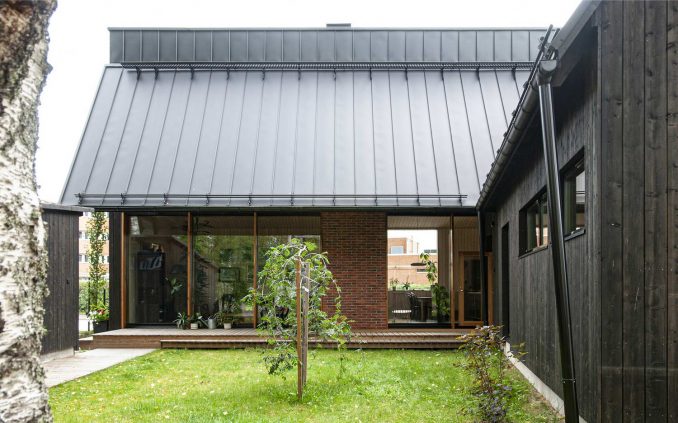 Городской дом с острой крышей для пенсионеров в Финляндии 
