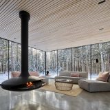 Чёрный минималистский дом с двориком на лесной поляне в Канаде