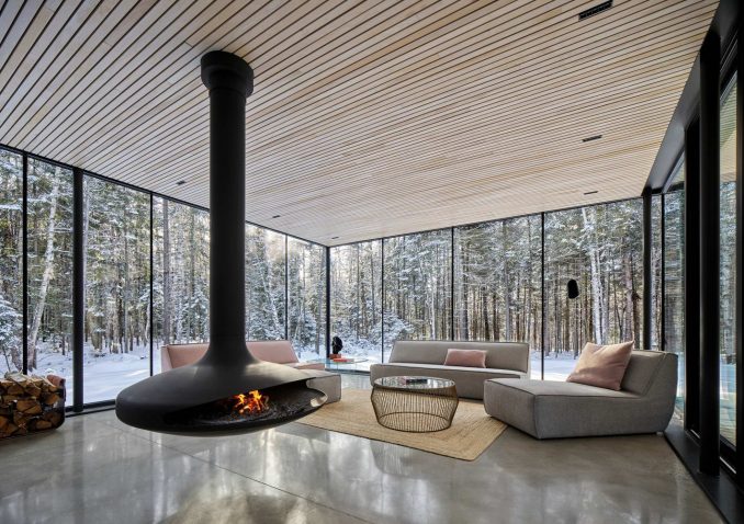 Чёрный минималистский дом с двориком на лесной поляне в Канаде 