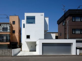 Дом с двумя двориками для семьи из трёх поколений в Японии