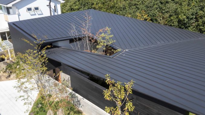 Дом архитектора с необычной крышей и двориком в Японии