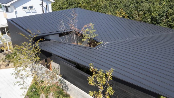 House in Tondabayashi 4 Дом архитектора с необычной крышей и двориком в Японии