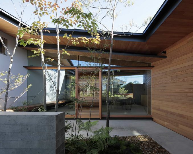 Дом архитектора с необычной крышей и двориком в Японии 
