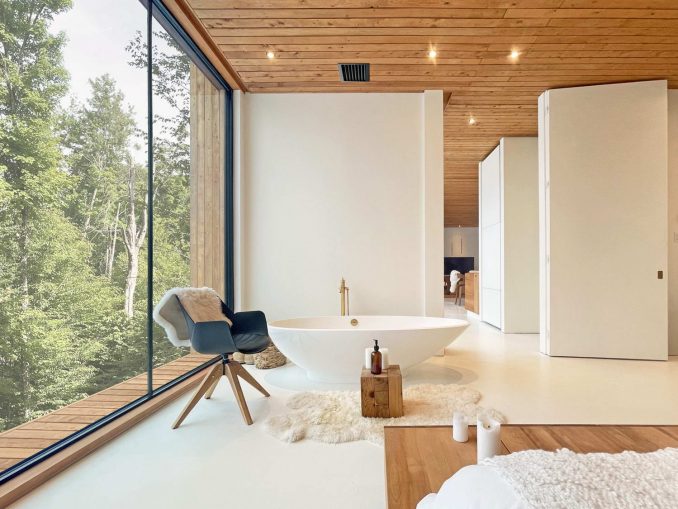 Дом архитектора на склоне с видами на лес в Канаде 
