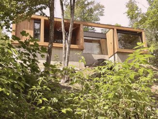 Дом архитектора на склоне с видами на лес в Канаде