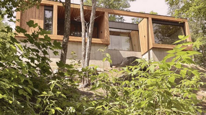 La Cadree Perchee House 2 Дом архитектора на склоне с видами на лес в Канаде