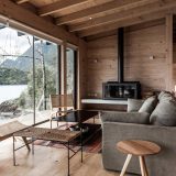 Простой аскетичный дом для отдыха у озера в Чили
