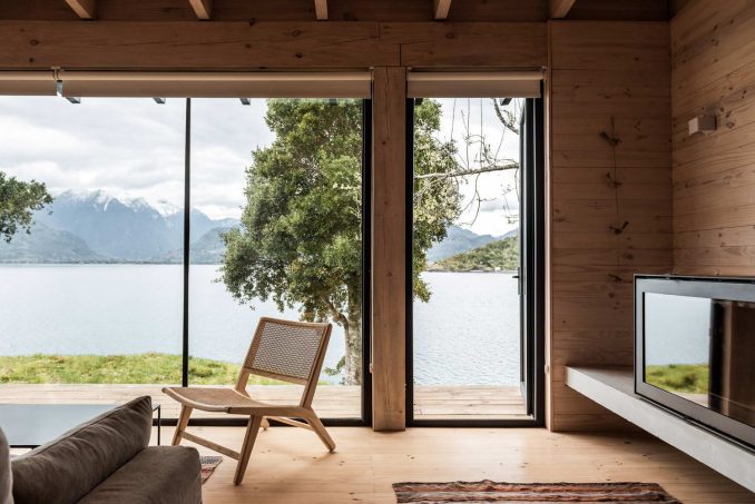 Простой аскетичный дом для отдыха у озера в Чили 