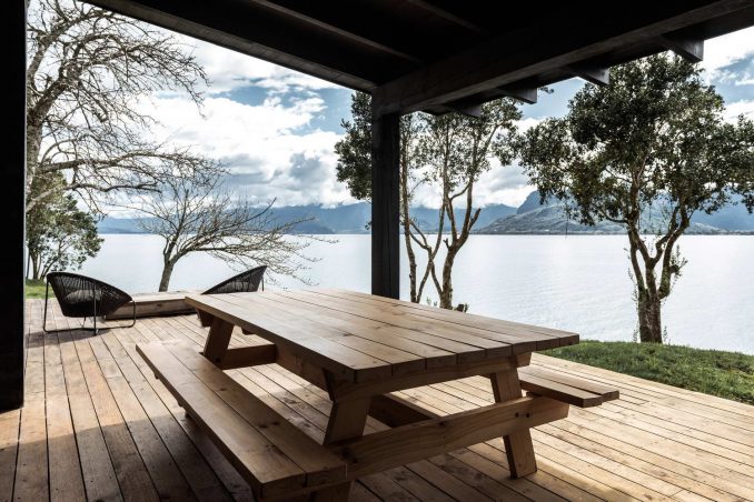 Простой аскетичный дом для отдыха у озера в Чили 