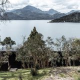 Простой аскетичный дом для отдыха у озера в Чили