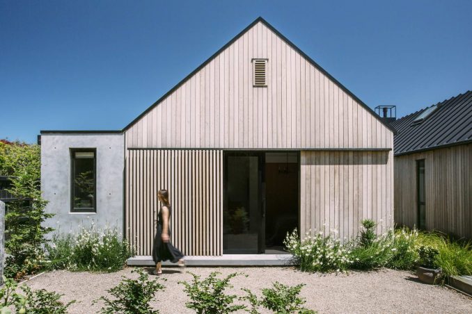 Простой деревянный дом с фронтонами в Новой Зеландии 