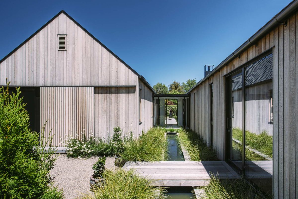 Простой деревянный дом с фронтонами в Новой Зеландии