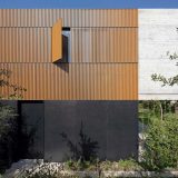 Бетонный дом с деревянными ставнями в Израиле
