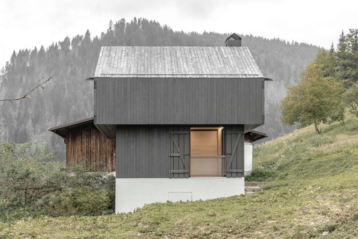 Очень компактный деревянный дом в Италии