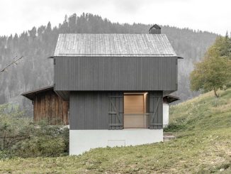 Очень компактный деревянный дом в Италии