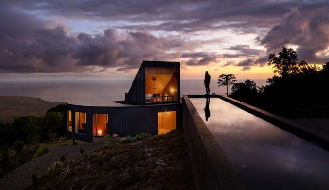 Круглый дом на горе с видом на океан на Гавайях