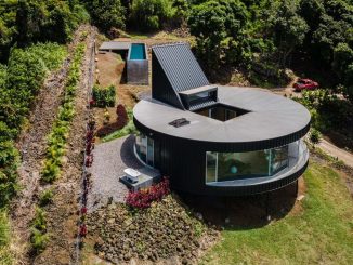 Круглый дом на горе с видом на океан на Гавайях