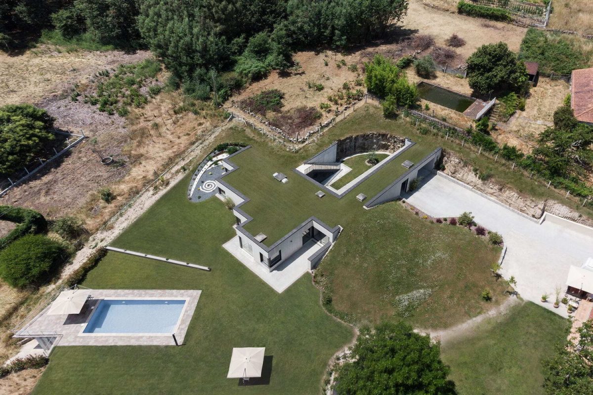Дом, встроенный в холм в Испании