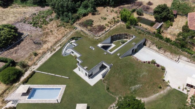 House in Ribela 7 Дом, встроенный в холм в Испании
