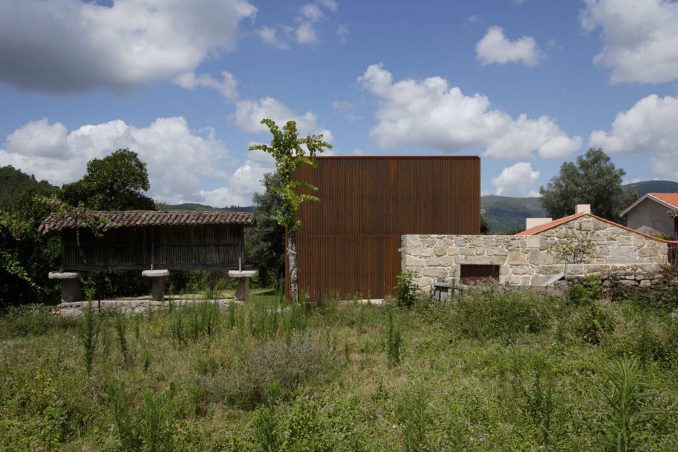 Превращение старой фермы в современный жилой дом в Португалии 