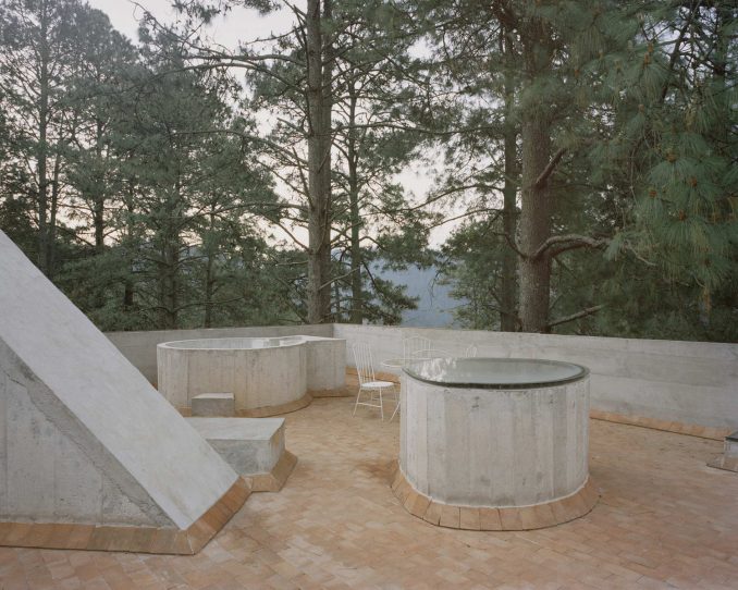 Лесной дом-скульптура из бетона в Мексике 