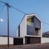 Узкий бетонный дом в Португалии