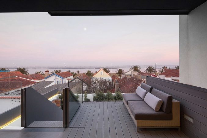Узкий бетонный дом в Португалии 