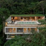 Дом на лесистом склоне с видом на океан в Бразилии