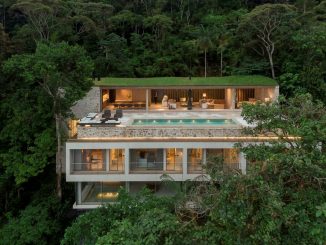 Дом на лесистом склоне с видом на океан в Бразилии