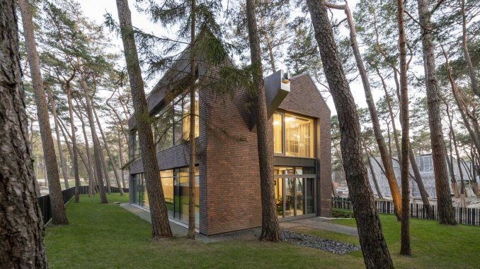 Дом в сосновом лесу на берегу Балтийского моря в Литве