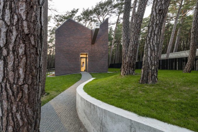 Дом в сосновом лесу на берегу Балтийского моря в Литве 