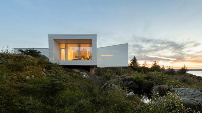 Villa Austevoll 1 Дом-крест на прибрежном склоне в Норвегии