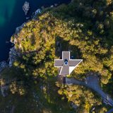 Дом-крест на прибрежном склоне в Норвегии
