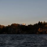 Дом-крест на прибрежном склоне в Норвегии
