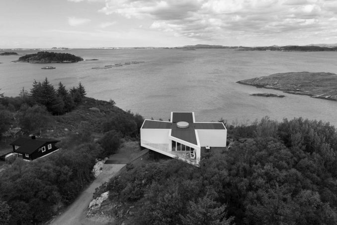 Дом-крест на прибрежном склоне в Норвегии 