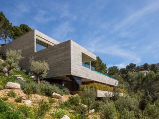 Бетонный дом с бассейном на склоне в Испании
