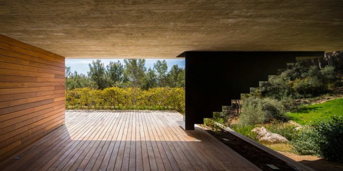 Бетонный дом с бассейном на склоне в Испании 