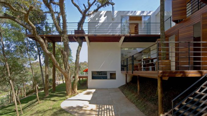 Walkway House 1 Дом на склоне у верхушек деревьев в Бразилии