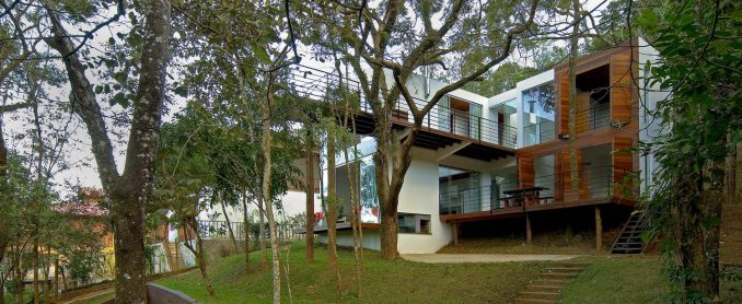 Дом на склоне у верхушек деревьев в Бразилии