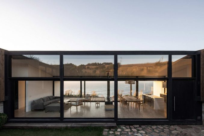 Дом с двориком у океана в Чили 