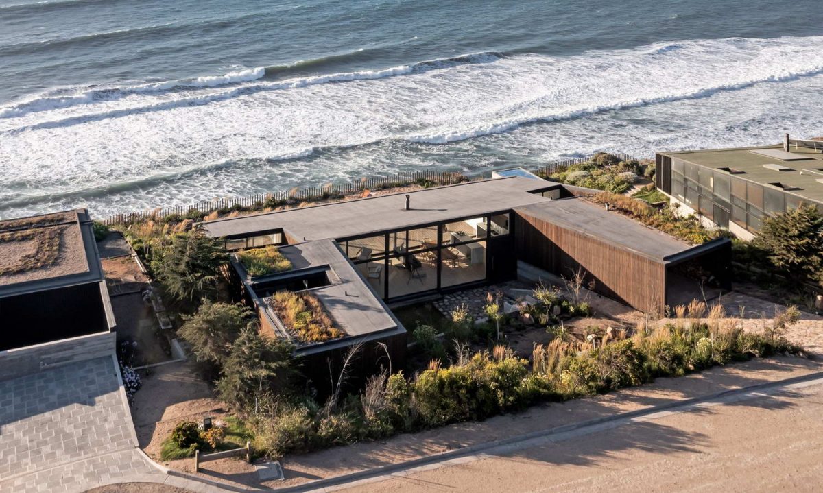 Дом с двориком у океана в Чили